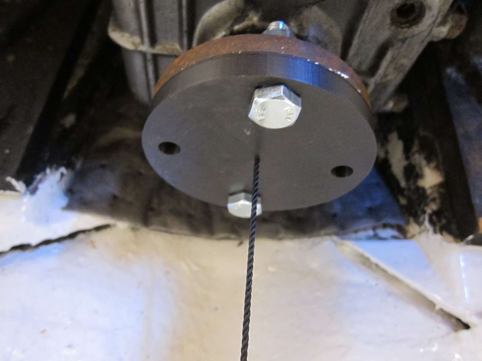 3D printed string flange attached to the motor.